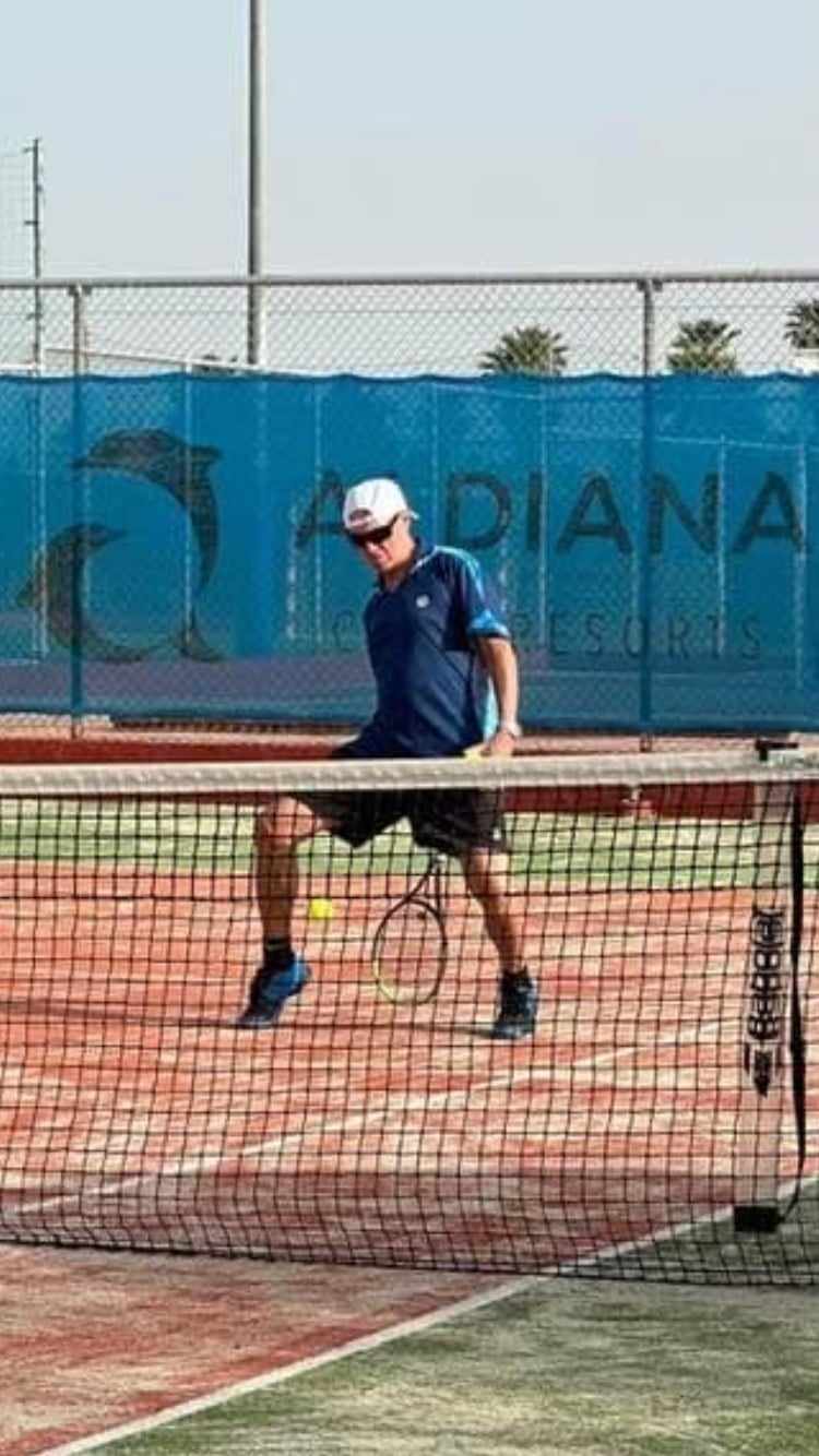 62-årige Janne Gunnarsson kan än. Under vinterhalvåret driver han en tenniscamp i Spanien.