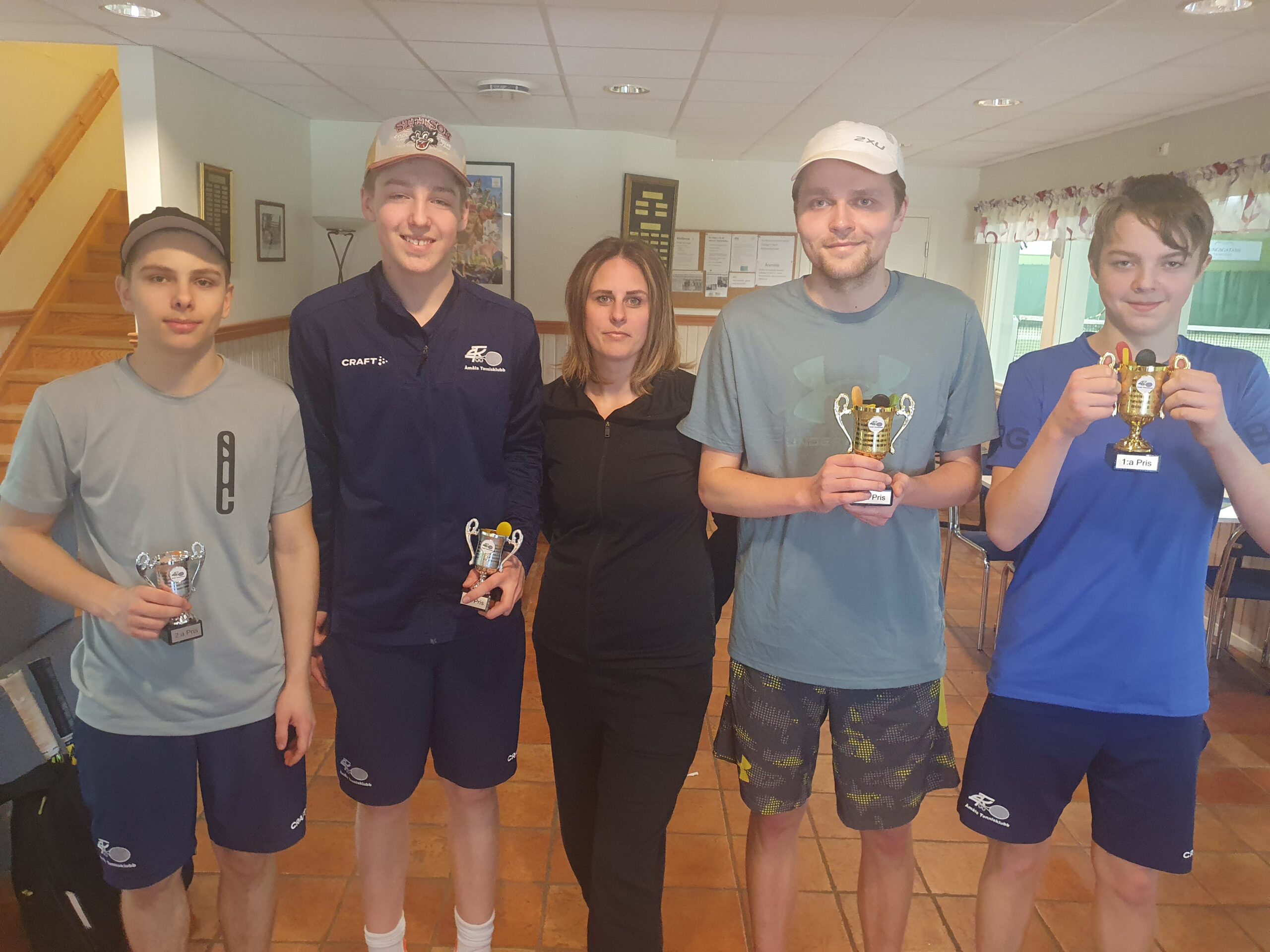 Tvåorna William Lindell, Frans Skoog, tävlingsledaren Caroilna Nilsson, samt segrarna Noah Fransson och James Pickett på en bild.