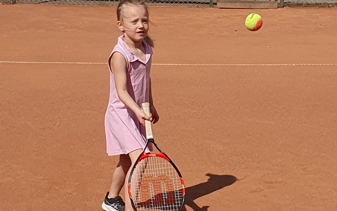 Molly, 6, gillar tennis: Vill börja spela i ÅTK